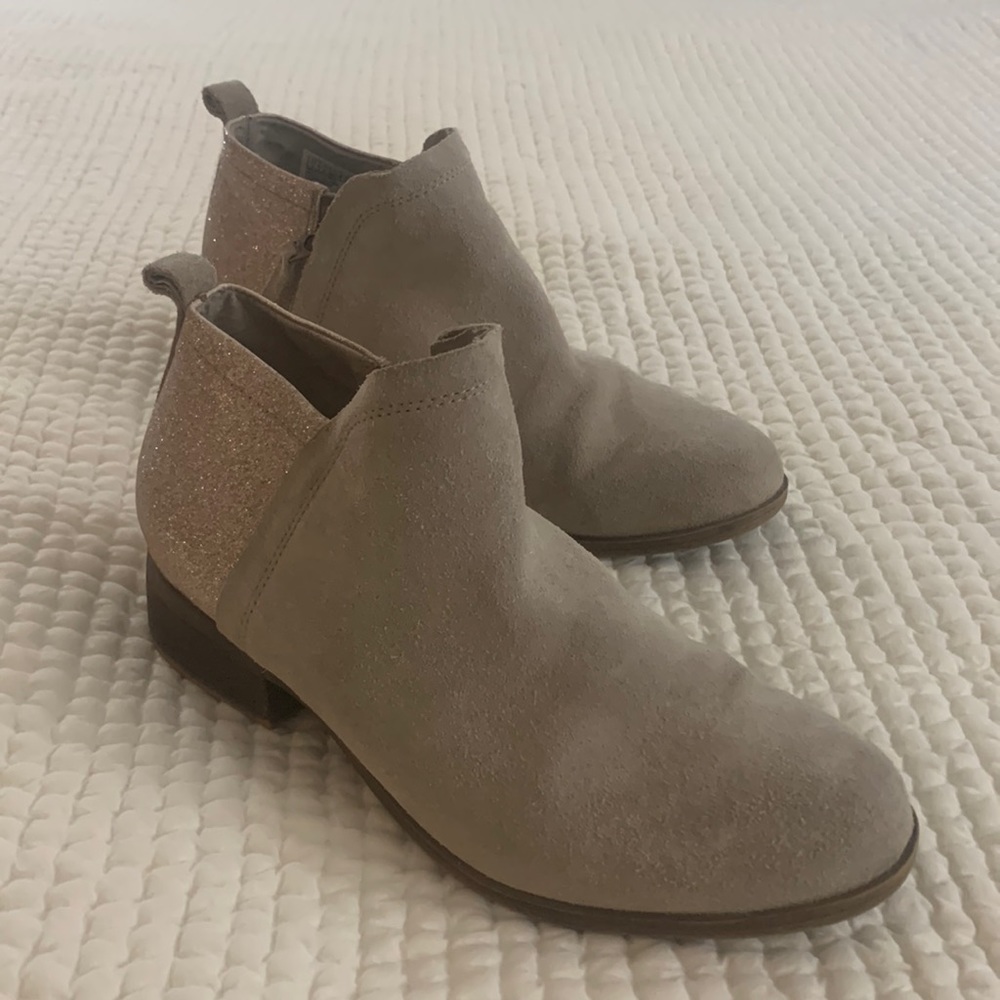 Tom’s Delia taupe suede ankle bootie with glimmer fabric heel size 8
